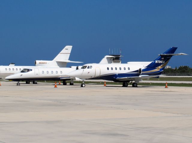 Hawker 800 (N724EA)