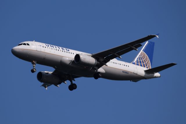 Airbus A320 (N438UA)