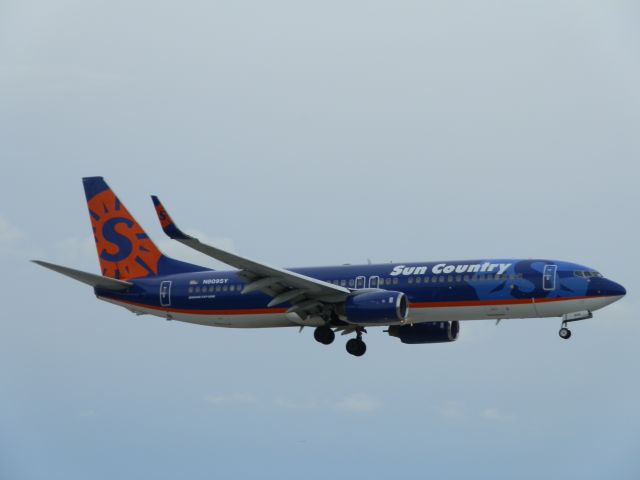 Boeing 737-800 (N809SY)