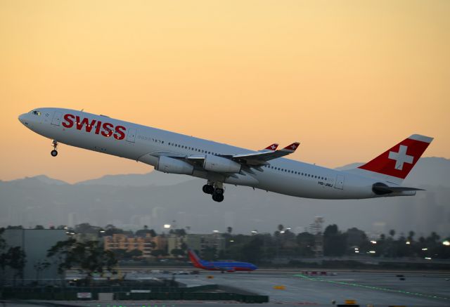 Airbus A340-300 (HB-JMJ)