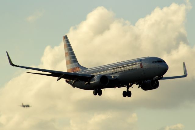 Boeing 737-800 (N825NN)