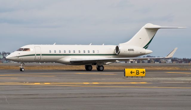 Bombardier Global Express (N10SL) - Sleek and slender going to Signature GA Ramp !