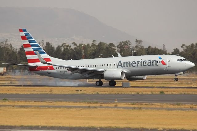 Boeing 737-800 (N908NN)