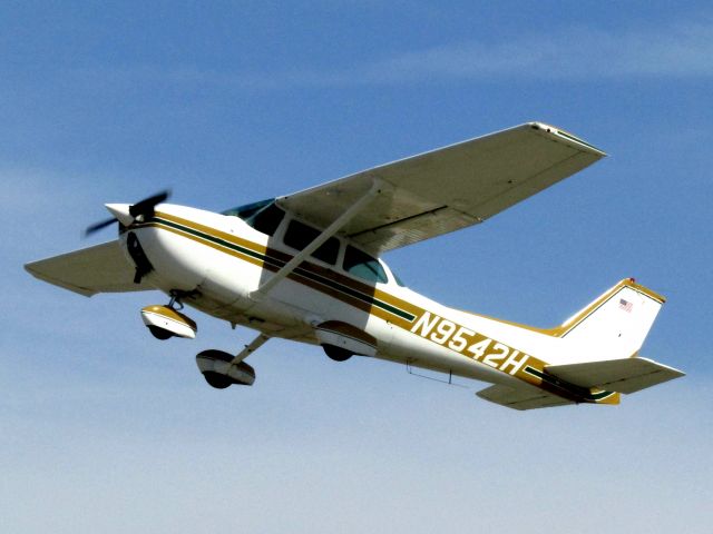Cessna Skyhawk (N9542H) - Taking off RWY 24