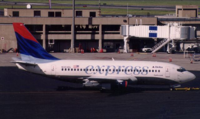 Boeing 737-200 (N323DL) - From July 2001