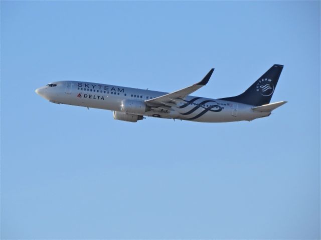 Boeing 737-800 (N3761R)