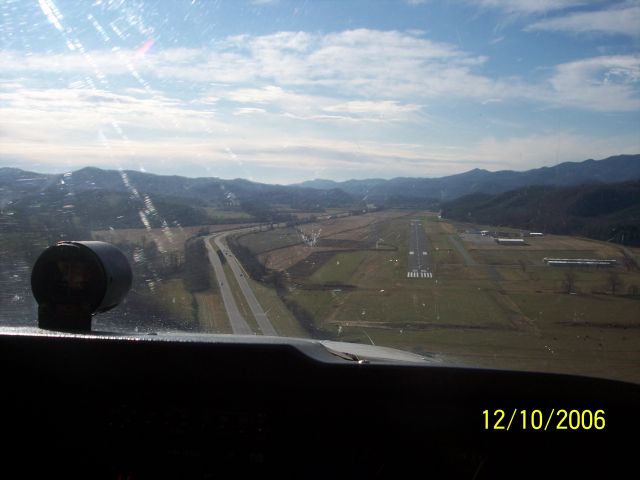 Cessna Skyhawk (N9625V) - Ahhh....She might as well be a Gulfstream to me!  Good day, cheap camera.