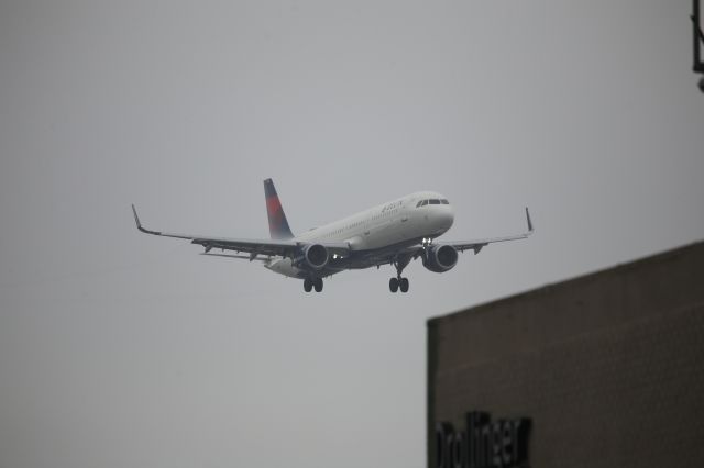 Airbus A321 (N355DN)