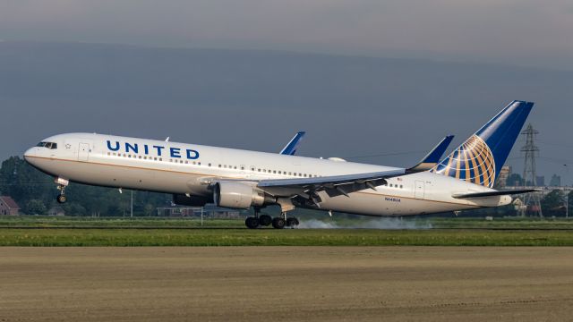 BOEING 767-300 (N648UA)