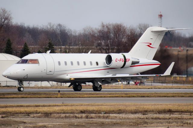 Canadair Challenger (C-FSEP) - Privately owned Bombardier Challenger 605 arriving on Runway 32 at KBUF to clear U.S. Customs at the FBO