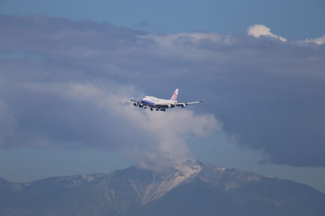 Boeing 747-400 (B-18207)