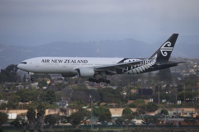 Boeing 777-200 (ZK-OKC)