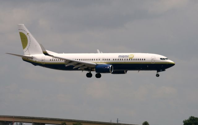 Boeing 737-700 (N732MA)