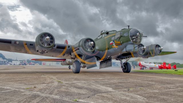 Boeing B-17 Flying Fortress (N7227C)