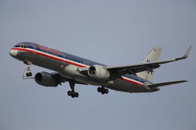 Boeing 757-200 (N692AA)