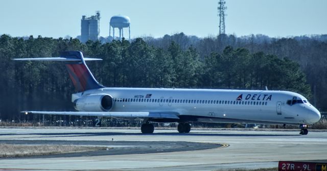 McDonnell Douglas MD-90 (N927DN)