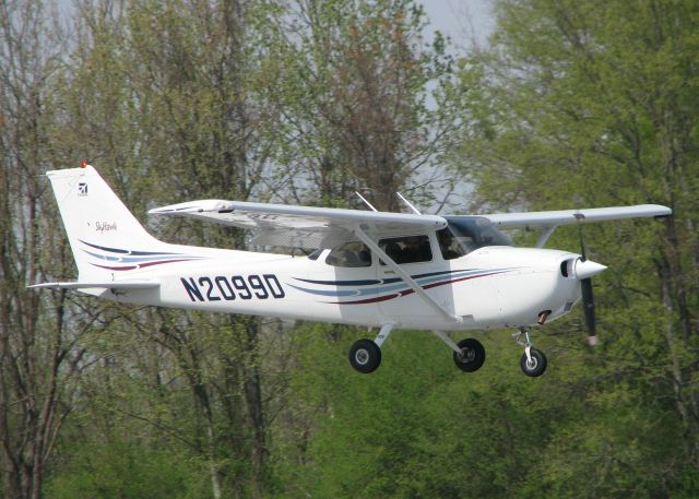 Cessna Skyhawk (N2099D) - Landing on 14 at the Shreveport Downtown airport.