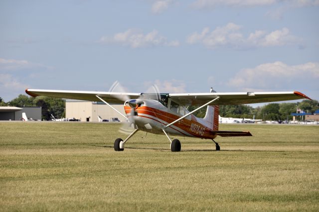 Cessna Skywagon 180 (N9764G) - On flightline