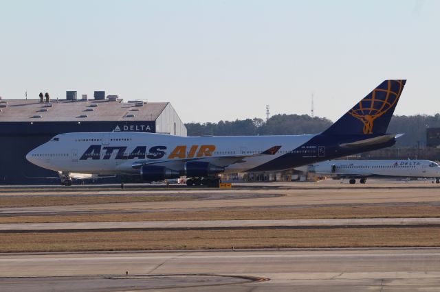 Boeing 747-400 (N481MC)