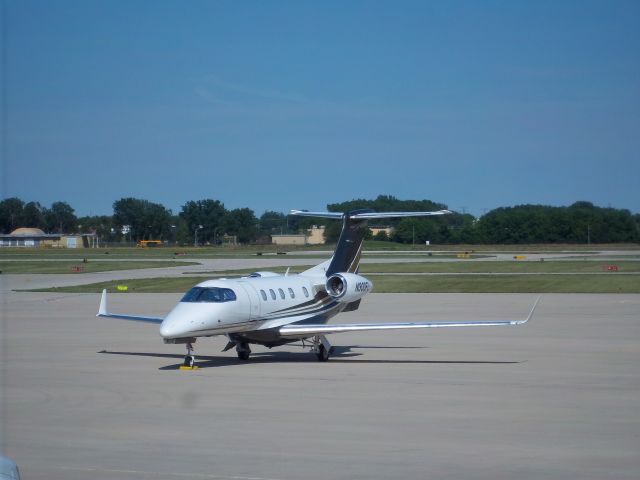 Embraer Phenom 300 (N300FL)