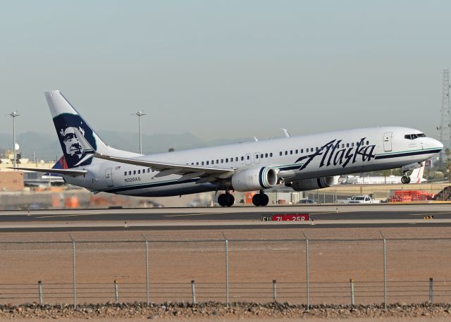 Boeing 737-900 (N320AS)