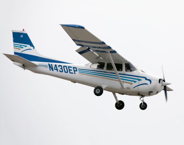 Cessna Skyhawk (N430EP) - Landing runway 26.