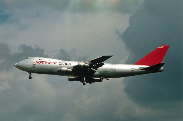 Boeing 747-200 (N616US) - Final Approach to Narita Intl Airport Rwy34 on 1987/09/12
