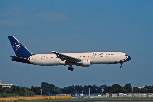 BOEING 767-300 (EI-CXO) - Short Final at Narita Intl Airport Rwy16R on 2005/10/02