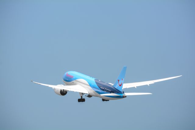 Boeing 787-8 (G-TUIC) - Thomson's "Dream Maker" departing 9L at KSFB (8/5/13)