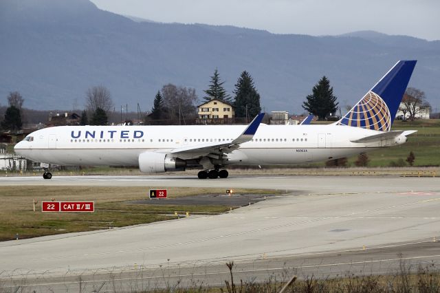 BOEING 767-300 (N686UA)