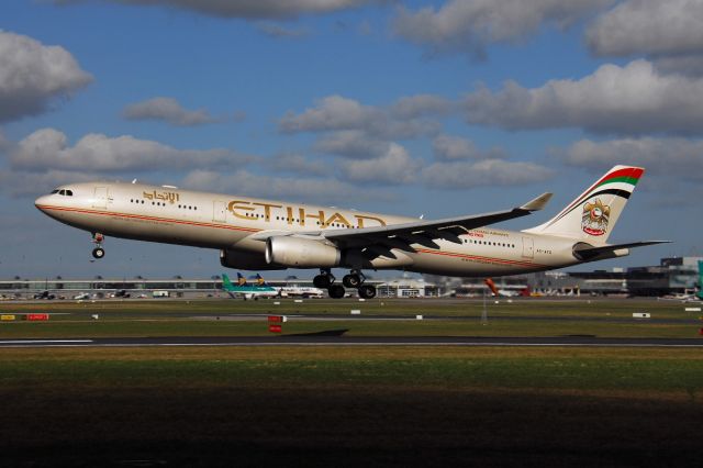 Airbus A330-300 (A6-AFD) - EY41 arriving at Dublin 10/03/2015