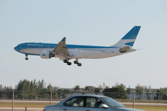 Airbus A330-300 (LV-FNK)