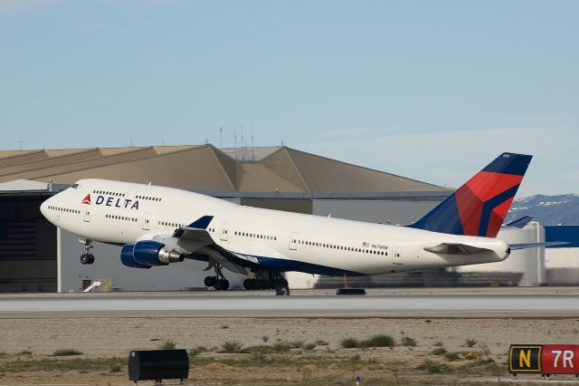 Boeing 747-400 (N675NW) - January 3, 2010   Nikon D-50 w/ 70-300 VR lens