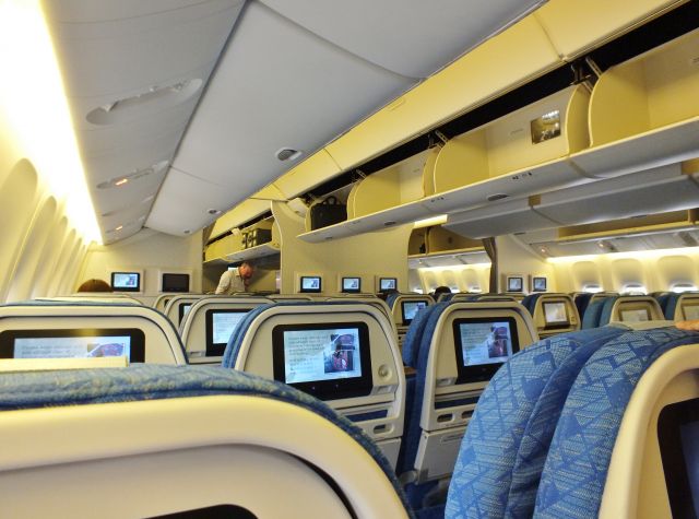 BOEING 777-300 —