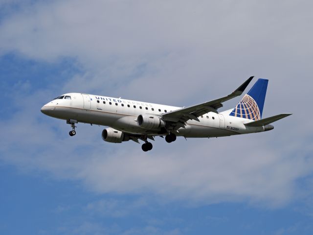 Embraer 175 (N120SY) - Out for a spot and to catch the arrival of this aircraft. United / SkyWest now connect Winnipeg and Denver as well as Chicago with direct flights.