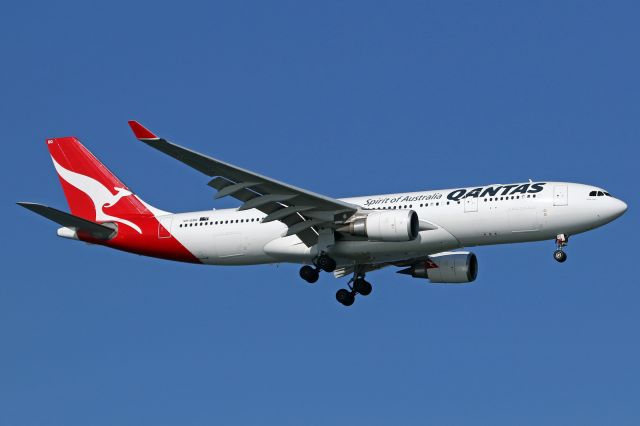 Airbus A330-200 (VH-EBQ)