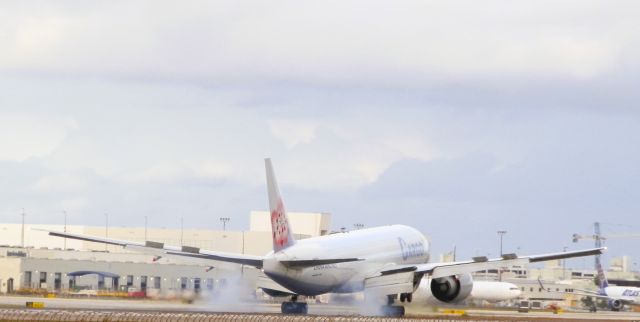 BOEING 777-200LR (B-18771) - Burning rubber on touchdown!!!Deploying spoilers and thrust reversers!