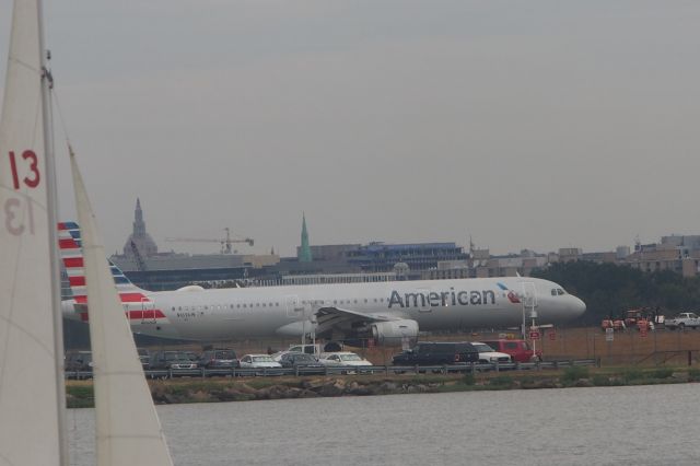 Airbus A320 (N169UW)