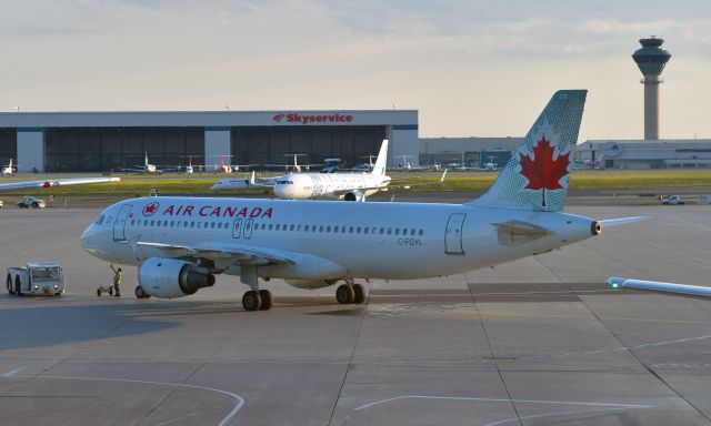 Airbus A320 (C-FGYL) - Air Canada Airbus A320-211 C-FGYL in Toronto 