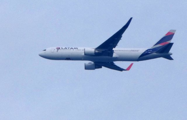 BOEING 767-300 (CC-CXE) - On approach is this Latam Air Boeing 767-316 in the Autumn of 2018.