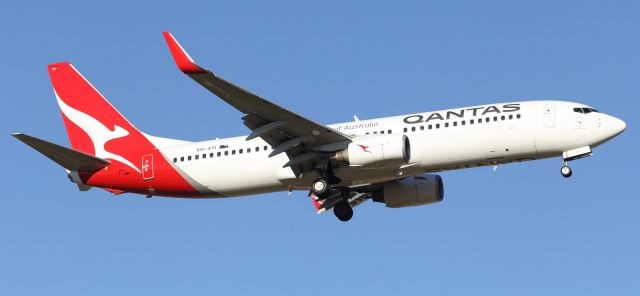 Boeing 737-800 (VH-VYI) - QANTAS, B738 approaches runway 16 at YMML, sporting the new livery.