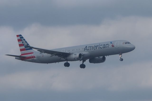 Airbus A321 (N989AU)