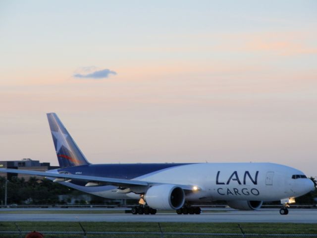 BOEING 777-200LR (N776LA)