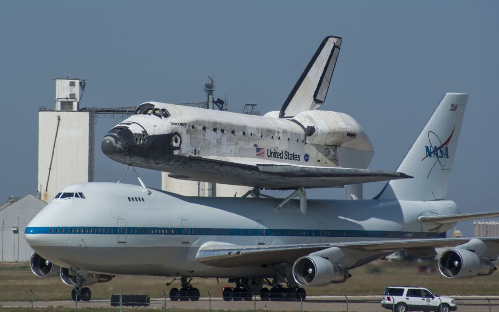 Boeing Shuttle Carrier (N911NA) - The space shuttle Discovery as it transits through Amarillo, Texas, back to Florida, on Sept. 20th, 2009.