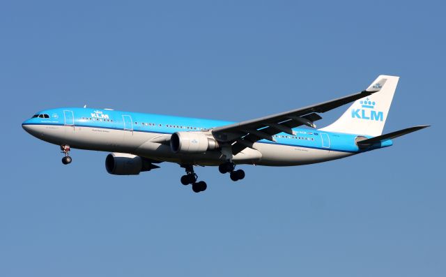 Airbus A330-200 (PH-AOF) - KLM Airbus A330-200 Landing at Dulles