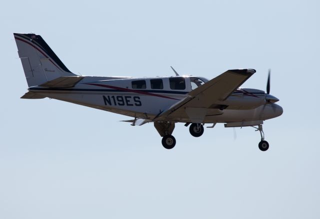 Beechcraft Baron (58) (N19ES) - Landing RW26. RELIANT AIR offers the lowest fuel price on the Danbury (KDXR) airport.