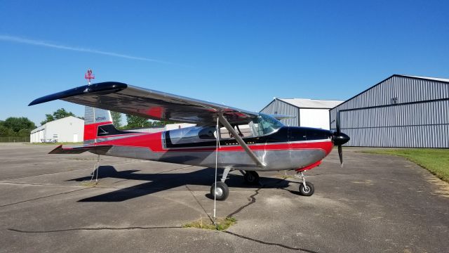 Cessna Skyhawk (N3738D) - I happened to see this beautiful plane at the Bedford airport. 