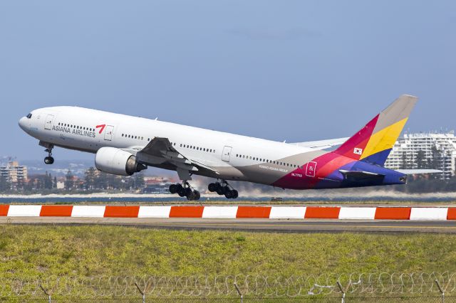 BOEING 777-200LR (HL7732) - Asiana Airlines (HL7732) Boeing 777-28E(ER) at Sydney Airport