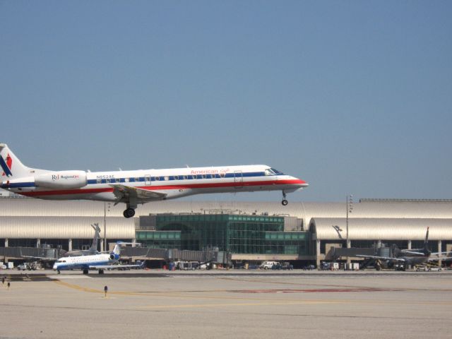 Embraer ERJ-135 (N852AE) - Landing on RWY 19R