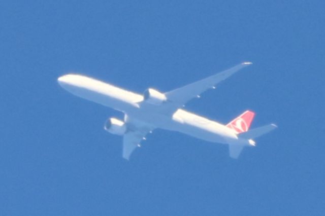 Boeing 777-200 (TC-JJH) - TC-JJH Boeing B-777-EFE-ER Turkish Airlines TK3 De Istanbul IST vers New York JFK Altitude 10977 Mètres Vitesse 820 Km/H Survolant la ville de Lavaltrie QC. Le 21-07-2024 at 09:49.